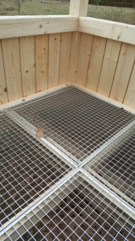 4 verzinkte Industrieroste, 80 x 80 x 3 cm, verbaut in Raufe 185 x 185 cm.