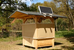 Raufomat Solar mit 12V-Technik an Großballenraufe mit Giebeldach